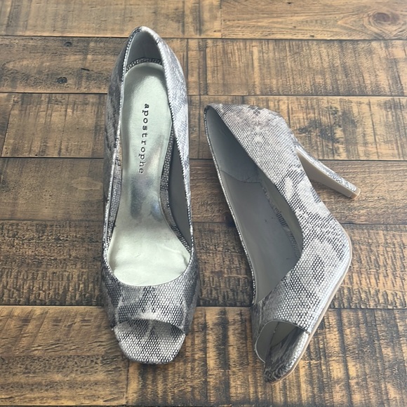 Open toe dress shoe. - Picture 2 of 4